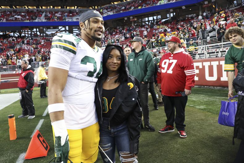 ARCHIVO - Jonathan Owens, entonces jugador de los Packers de Green Bay, posa con la gimnasta Simone Biles antes de un partido de playoffs ante los 49ers de San Francisco, el 20 de enero de 2024 (AP Foto/Jed Jacobsohn, archivo)
