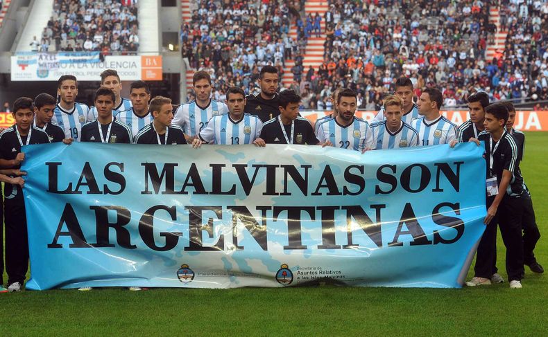 La selecci&oacute;n de f&uacute;tbol de Argentina posa con una pancarta alusiva a las islas Malvinas antes de un amistoso contra Eslovenia el s&aacute;bado, 7 de junio de 2014, en La Plata, Argentina. (AP Photo/Raul Ferrari- Telam)