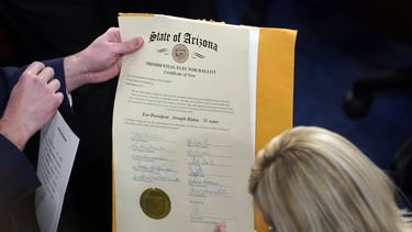 ARCHIVO - El certificado de los votos del Colegio Electoral para el estado de Arizona es abierto en una sesión conjunta del Senado y de la Cámara para confirmar los votos emitidos en las elecciones de noviembre, en el Capitolio, el 6 de enero de 2021. (AP Foto/Andrew Harnik, Archivo)