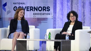 ARCHIVO - Las juezas de la Corte Suprema, Amy Coney Barrett, izquierda, y Sonia Sotomayor conversan con el juez de apelaciones retirado Thomas Griffith, fuera de la imagen, durante una reunión de la Asociación Nacional de Gobernadores, 22 de febrero de 2024, en Washington. (AP Foto/Mark Schiefelbein, File)