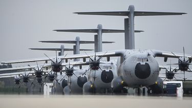 Aviones Airbus A400M de la Fuerza Aérea Alemana para una misión de rescate en Sudán estacionados en la base aérea de Wunstorf en Wunstorf, Alemania, el viernes 28 de abril de 2023. (Lars Klemmer/dpa vía AP)