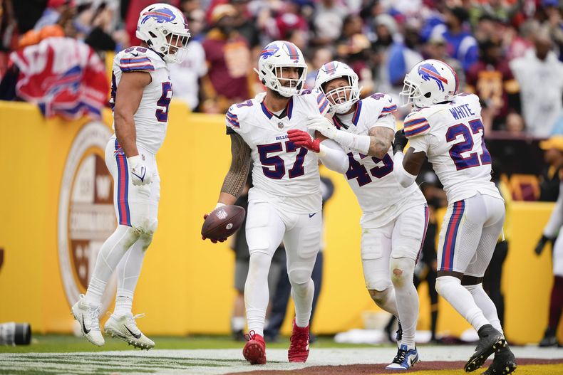 AJ Epenesa (57), de los Bills de Buffalo, celebra con sus compañeros de equipo después de anotar un touchdown en contra de los Commanders de Washington durante la segunda mitad del juego de la NFL, el domingo 24 de septiembre de 2023, en Landover, Maryland. (AP Foto/Andrew Harnik)