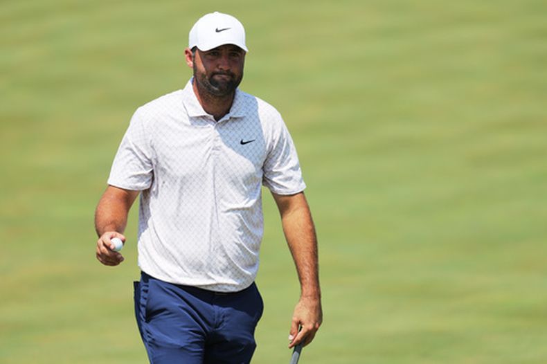 El golfista Scottie Scheffler reacciona tras su tiro en el noveno green durante la ronda final del torneo de golf 3M Open en el Tournament Players Club, el domingo 26 de julio de 2026, en Blaine, Minnesota. (Foto AP/Bailey Hillesheim)