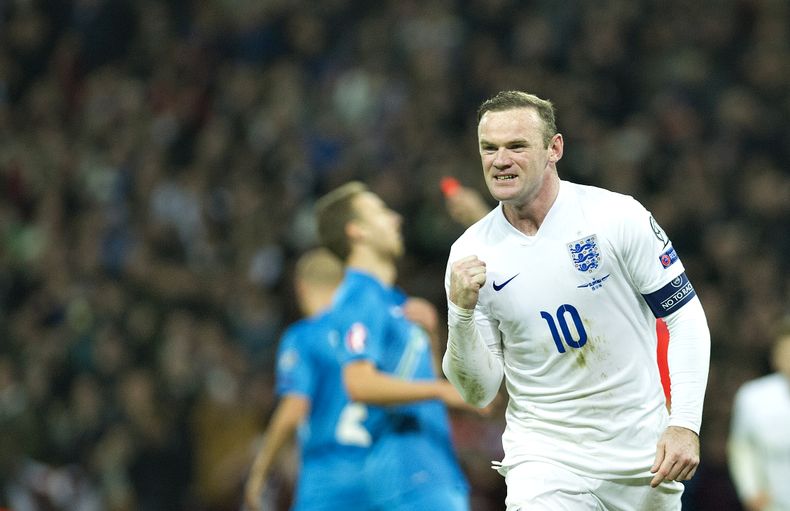 El jugador de Inglaterra, Wayne Rooney, festeja un gol contra Eslovenia en las eliminatorias de la Eurocopa el s&aacute;bado, 15 de noviembre de 2014, en Londres. (AP Photo/Bogdan Maran)