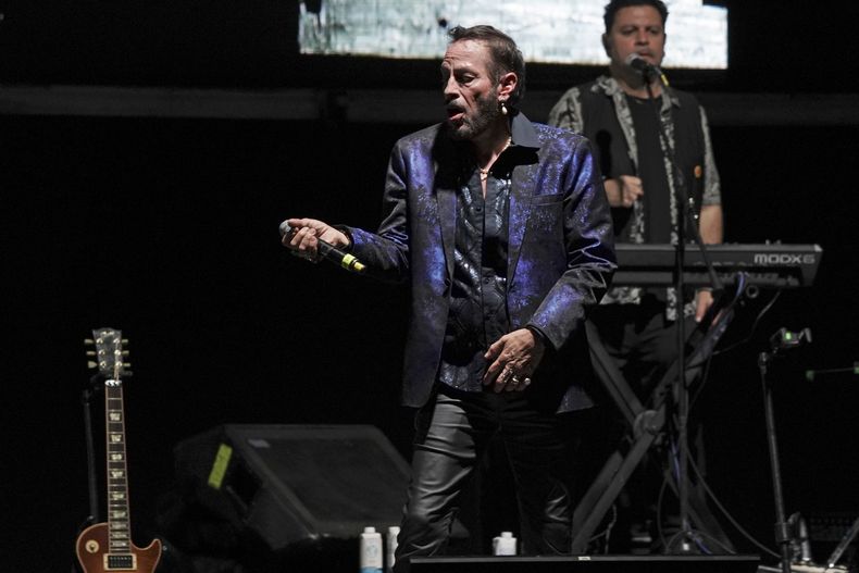 Hector Quijada de la banda mexicana de rock La Lupita  durante su presentación en la 25ª edición del festival de música Vive Latino en la Ciudad de México, el domingo 16 de marzo de 2025. (Foto AP/Aurea Del Rosario)