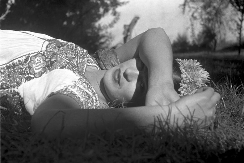 En esta imagen proporcionada por Amazon Prime, Frida Kahlo en el documental Frida. (Amazon Prime vía AP)