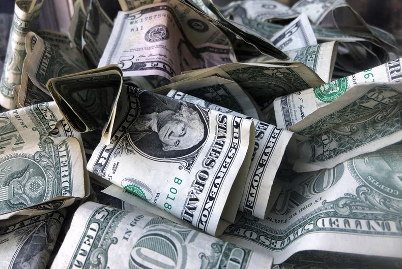 Un conjunto de billetes de un dólar en Nueva York el 3 de abril de 2019. (Foto AP/Mark Lennihan)