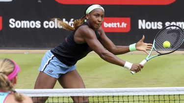 Coco Gauff en acción ante Ekaterina Alexandrova durante los octavos de final del Abierto de Berlín, el jueves 22 de junio de 2023. (Wolfgang Kumm/dpa vía AP)