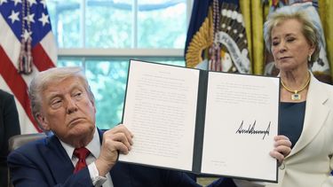 ARCHIVO – El presidente estadounidense Donald Trump sostiene una orden ejecutiva firmada relacionada con las políticas de disciplina escolar, mientras la secretaria de Educación, Linda McMahon, escucha, en el Despacho Oval de la Casa Blanca, el 23 de abril de 2025, en Washington. (AP Foto/Alex Brandon, Archivo)