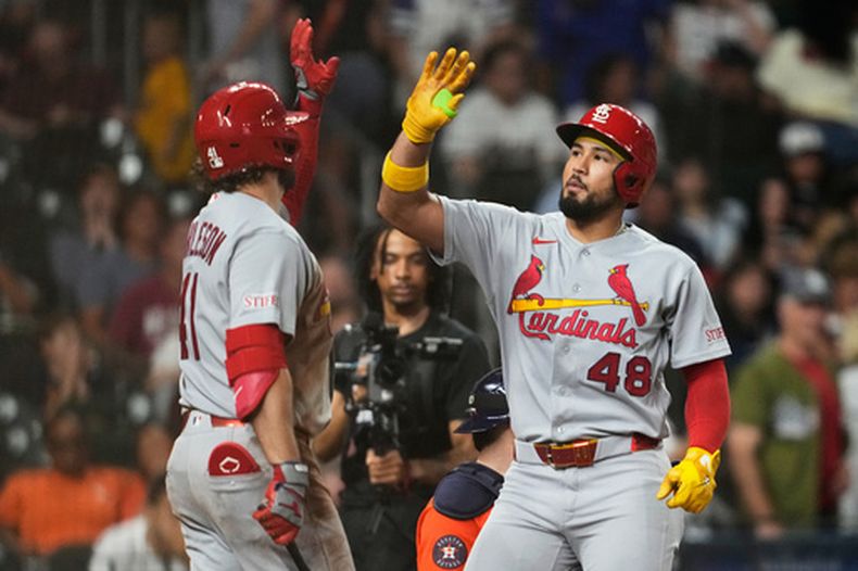 El panameño Iván Herrera, de los Cardenales de San Luis, festeja con Alec Burleson luego de batear un jonrón en el duelo ante los Astros de Houston, el viernes 17 de abril de 2026 (AP Foto/Ashley Landis)