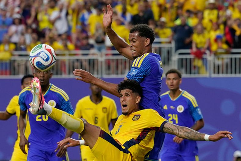 Piero Hincapié, de Ecuador, busca alcanzar un balón en el partido mundialista ante Curazao, disputado el sábado 20 de junio de 2026 en Kansas City, Missouri (AP Foto/Ed Zurga)
