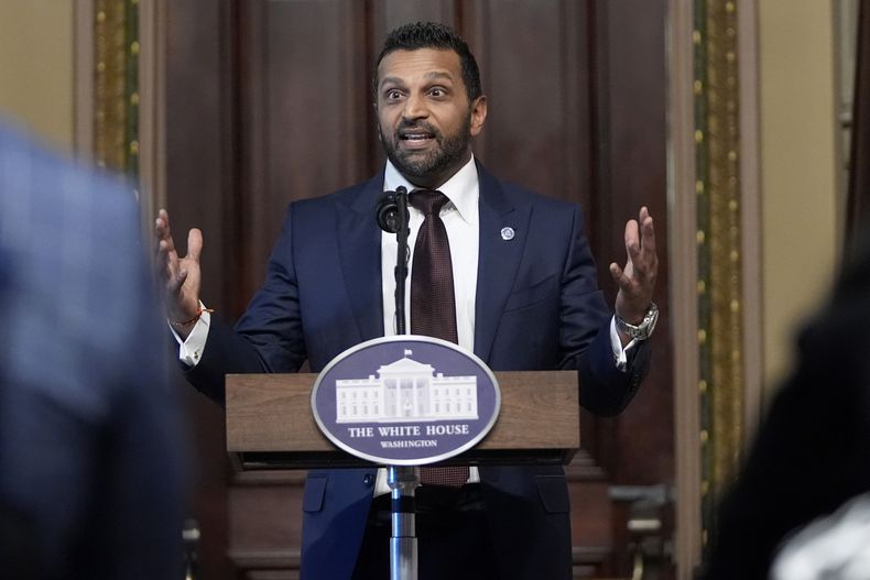 Kash Patel, el nuevo director del FBI nombrado por el presidente Donald Trump, habla durante una ceremonia de jura del cargo, el viernes 21 de 2025, en la sala del Tratado Indio en el edificio Eisenhower del complejo de la Casa Blanca, en Washington. (AP Foto/Mark Schiefelbein)
