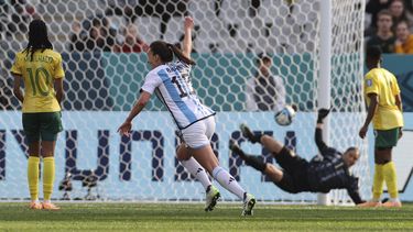Sophía Braun, de Argentina, festeja tras anotar ante Sudáfrica en el Mundial, el viernes 28 de julio de 2023, en Dunedin, Nueva Zelanda (AP Foto/Matthew Gelhard)