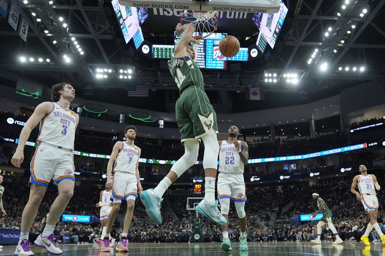 Giannis Antetokounmpo de los Bucks de Milwaukee clava el balón en la primera mitad del encuentro ante el Thunder de Oklahoma City el domingo 24 de marzo del 2024. (AP Foto/Morry Gash)