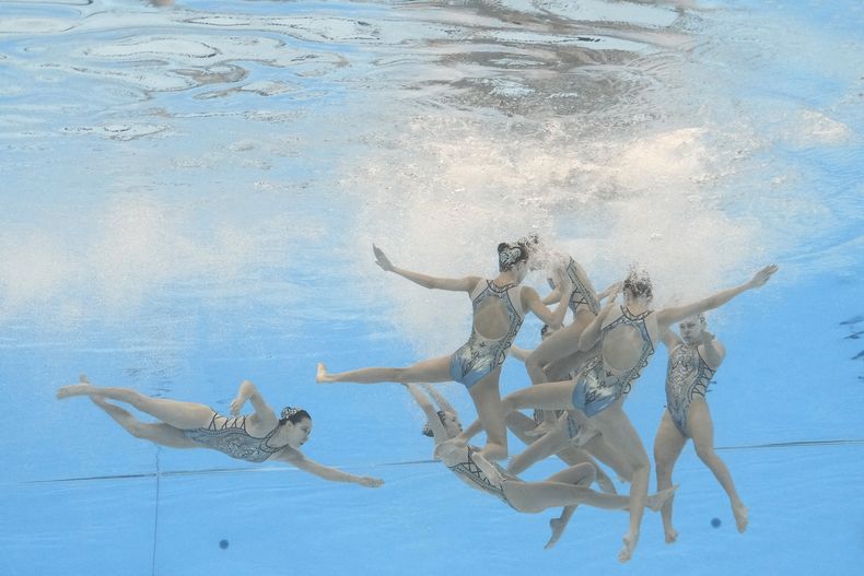 El equipo de China compite en la prueba mixta de nado artístico del Mundial de Natación, el jueves 8 de febrero de 2024, en Doha, Qatar. (AP Foto/Lee Jin-man)