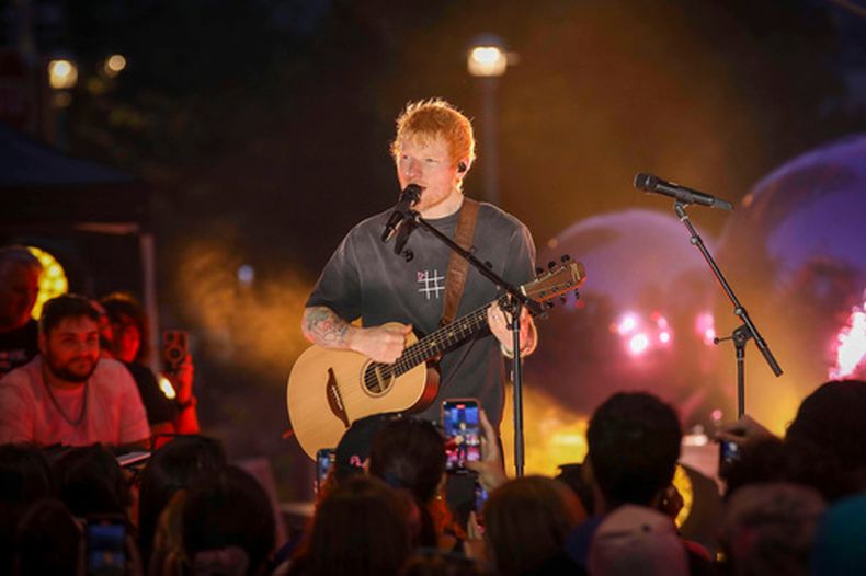 ARCHIVO - El cantautor Ed Sheeran actúa durante el evento Ed Sheerans Play: Live from New York, presentado por TikTok, en Domino Square, en el distrito de Brooklyn (Nueva York), el 13 de septiembre de 2025. (Foto Andy Kropa/Invision/AP, archivo)
