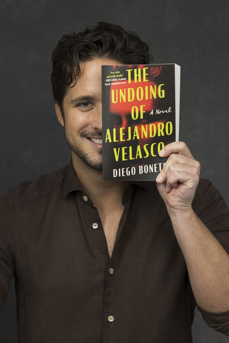 Diego Boneta posa para promocionar The Undoing of Alejandro Velasco (“La perdición de Alejandro Velasco”) el lunes 14 de abril de 2025, en Los Ángeles. (Foto Willy Sanjuan/Invision/AP)
