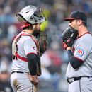 El receptor de los Guardianes de Cleveland, Austin Hedges (izquierda), y el lanzador abridor Gavin Williams se reúnen en el montículo durante la cuarta entrada de un partido de béisbol contra los Reales de Kansas City, el 25 de septiembre de 2026, en Kansas City, Misuri. (Foto AP/Charlie Riedel)