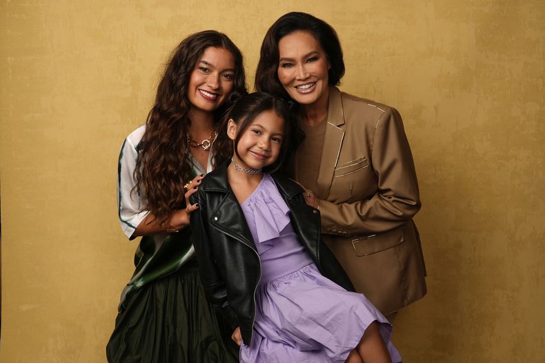 Sydney Agudong, de izquierda a derecha, Maia Kealoha y Tia Carrere posan para un retrato para promocionar Lilo & Stitch durante la Comic-Con International el viernes 25 de julio de 2025, en San Diego. (Foto AP/Chris Pizzello)