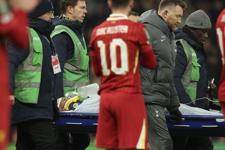 Los médicos sacan en camilla a Rodrigo Bentancur de Tottenham tras sufrir una lesión en el partido contra Liverpool por las semifinales de la Copa de la Liga inglesa, el miércoles 8 de enero de 2025. (AP Foto/Ian Walton)