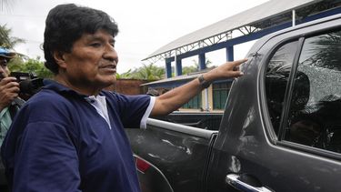 ARCHIVO - El expresidente de Bolivia Evo Morales señala un agujero de bala en su vehículo asegurando que es el resultado de un intento de asesinato contra él, en Lauca N, en la región de Chapare, Bolivia, el 3 de noviembre de 2024. (AP Foto/Juan Karita, Archivo)