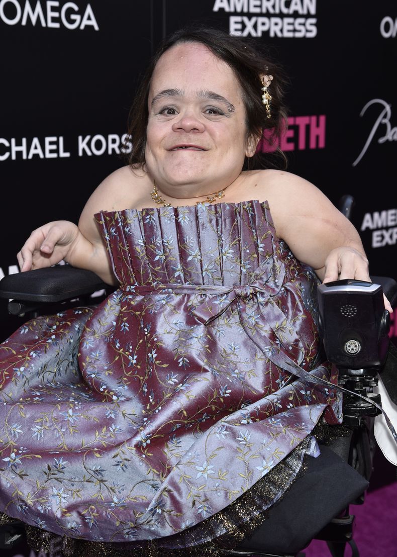 ARCHIVO - La cantante Folk y violinista Gaelynn Lea en la alfombra roja de la producción de Macbeth para Broadway en el Teatro Longacre el 28 de abril de 2022, en Nueva York. Lea ganó el concurso Tiny Desk Contest de 2016 para artistas independientes. (Foto Evan Agostini/Invision/AP, archivo)