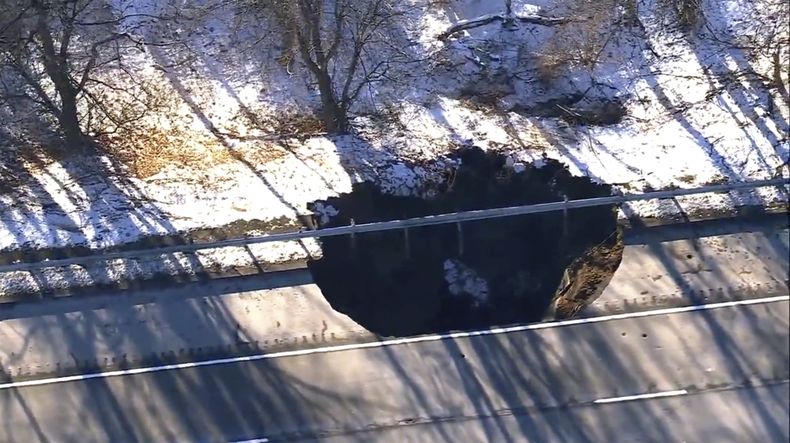 El socavón cerca de la carretera interestatal 80 y cerca de Wharton, Nueva Jersey, el 26 de diciembre de 2024. (WABC-TV via AP)