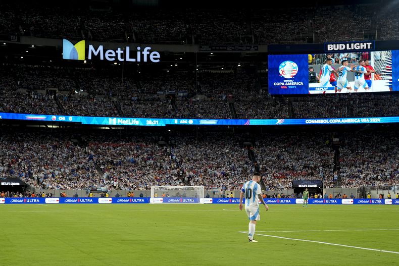 El delantero argentino Lionel Messi camina por la cancha durante el partido contra Chile por el Grupo A de la Copa América, el martes 25 de junio de 2024, en East Rutherford, Nueva Jersey, el martes 25 de junio de 2024. (AP Foto/Pamela Smith)