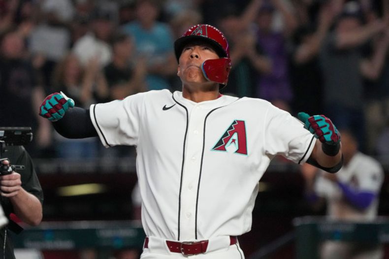 El venezolano José Fernández, de los Diamondbacks de Arizona, festeja tras conseguir su segundo jonrón ante los Tigres de Detroit, el martes 31 de marzo de 2026 (AP Foto/Darryl Webb)