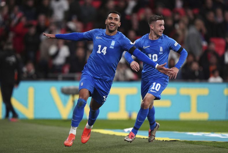 El griego Evangelos Pavlidis celebra tras anotar el segundo gol de su equipo ante Inglaterra en el encuentro del Grupo F de la Liga de Naciones el jueves 10 de octubre del 2024. (Bradley Collyer/PA via AP)