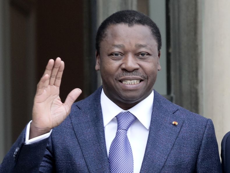 ARCHIVO - El presidente de Togo, Faure Gnassingbé, saluda antes de un almuerzo en el Palacio del Elíseo en París, el 9 de abril de 2021. (AP Foto/Lewis Joly, Archivo)