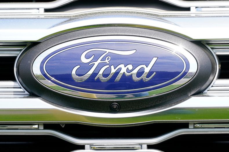 El logo de Ford en un concesionario de esa empresa en Springfield, Pensilvania, el 26 de abril del 2022. (AP foto/Matt Rourke)