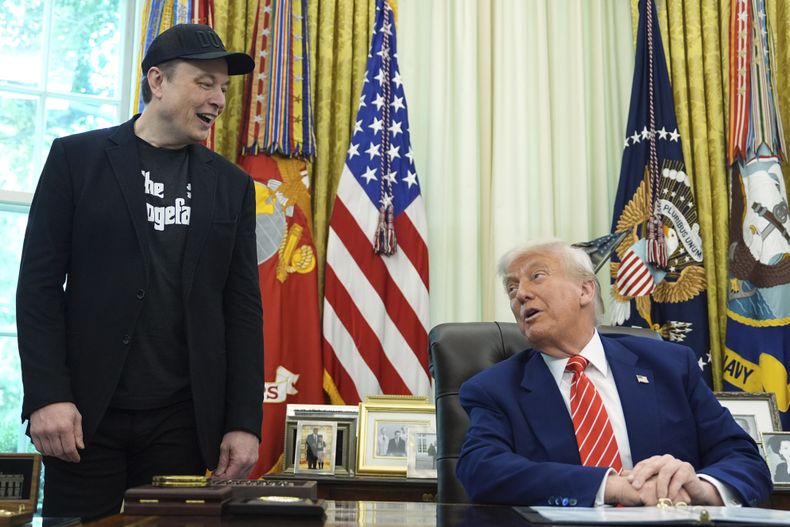 El presidente de Estados Unidos, Donald Trump, habla durante una conferencia de prensa con Elon Musk en la Oficina Oval de la Casa Blanca, el 30 de mayo de 2025, en Washington. (AP Foto/Evan Vucci)
