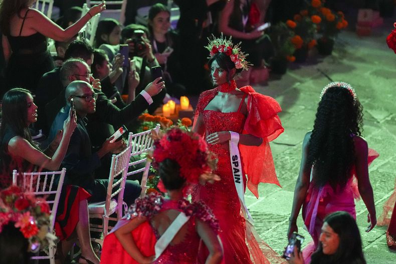 Miss España Michelle Jiménez participa en La Gala de las Catrinas para celebrar el Día de Muertos a días de la 73a edición de Miss Universo en la Ciudad de México el 1 de noviembre de 2024. (Foto AP/Eduardo Verdugo)