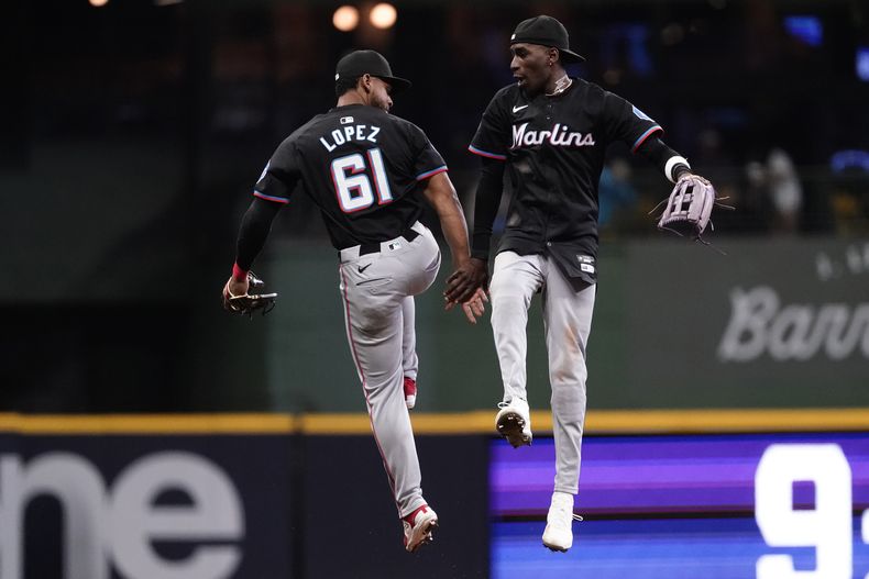 Nick Gordon (derecha) y el dominicano Otto López festejan la victoria de los Marlins de Miami sobre los Cerveceros de Milwaukee, el viernes 26 de julio de 2024 (AP Foto/Aaron Gash)