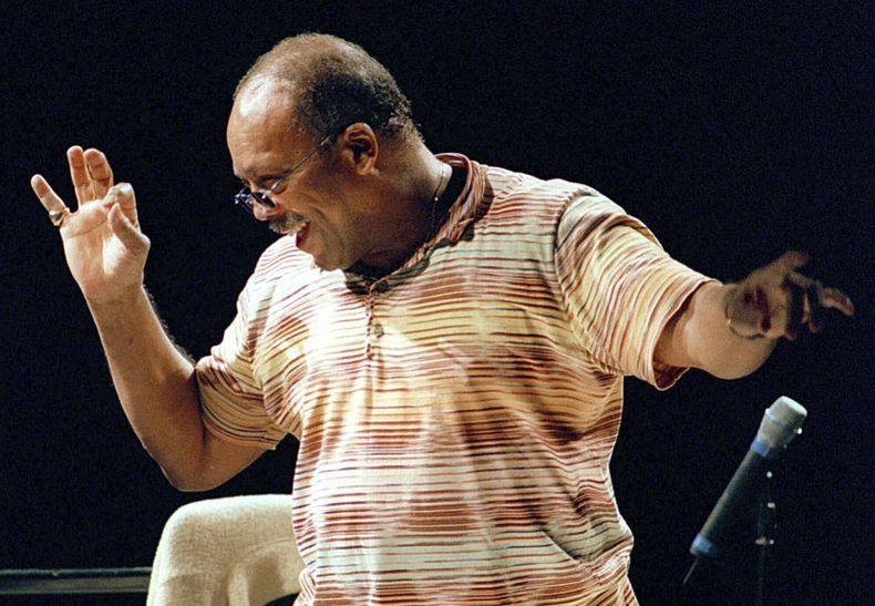 ARCHIVO - El músico estadounidense Quincy Jones dirige la Orquesta Nacional de Francia el martes 4 de julio de 2000, en París, durante los ensayos previos al concierto único de la noche. Quincy Jones murió a los 91 años. (Foto AP/Laurent Emmanuel, archivo)