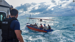 guardia costera pide a los cubanos no lanzarse al mar ante la cercania del ciclon nicole