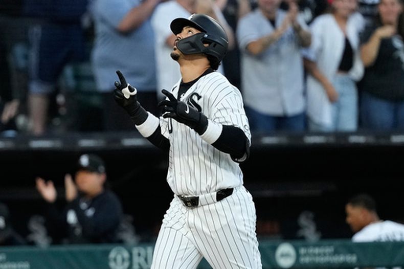 Miguel Vargas, de los Medias Blancas de Chicago, celebra mientras recorre las bases tras conectar un jonrón solitario durante la sexta entrada de un partido de béisbol contra los Guardianes de Cleveland en Chicago, el martes 23 de junio de 2026. (Foto AP/Nam Y. Huh)