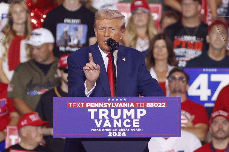 El candidato presidencial republicano, el expresidente Donald Trump, habla durante un mitin de campaña en el Mohegan Sun Arena, en Casey Plaza, en Wilkes-Barre, Pensilvania, el sábado 17 de agosto de 2024. (Foto AP/Laurence Kesterson)