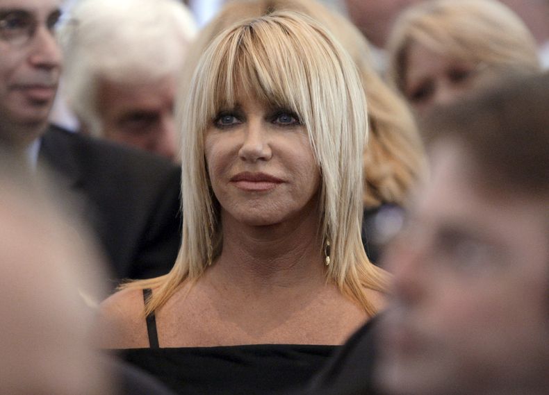 ARCHIVO - Suzanne Somers participa en los servicios fúnebres en honor de Merv Griffin en la Iglesia del Buen Pastor, el 17 de agosto de 2007, en Beverly Hills, California. (AP Foto/Kevork Djansezian, foto compartida, archivo)