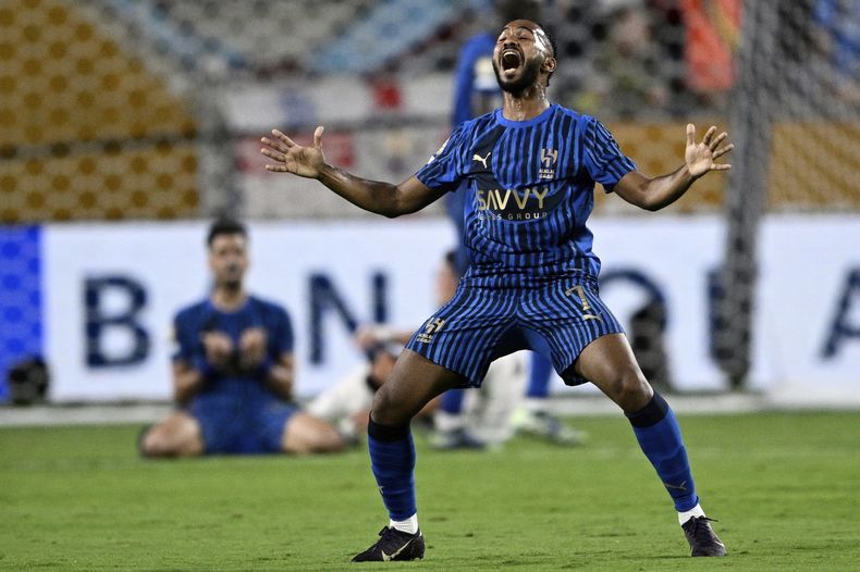 Khalid Al-Ghannam del Al Hilal celebra la victoria de su equipo en los octavos de final de la Copa Mundial de Clubes ante el Manchester City el lunes 30 de junio del 2025. (AP Foto/Phelan Ebenhack)