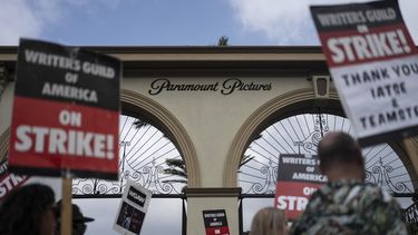 ARCHIVO - Manifestantes con letreros fuera del estudio de Paramount Pictures en Los Angeles, el 21 de septiembre de 2023. Se alcanzó un acuerdo tentativo para terminar la huelga de guionistas de Hollywood el 24 de septiembre de 2023 después de casi cinco meses. (Foto AP/Jae C. Hong, archivo)
