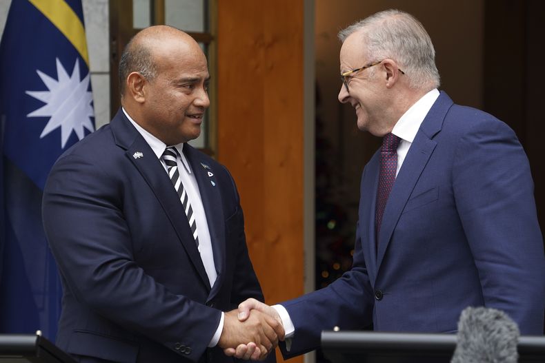 El presidente de Nauru, David Adeang, a la izquierda, y el primer ministro de Australia, Anthony Albanese, se dan la mano en el Parlamento en Canberra, el 9 de diciembre de 2024. (Dominic GianniniAAP Image via AP)
