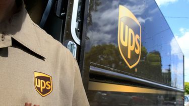 ARCHIVO - Esta foto de archivo del 25 de abril de 2011 muestra al conductor de United Parcel Service, Albert Palafox, en Palo Alto, California (Foto AP/Paul Sakuma, Archivo)