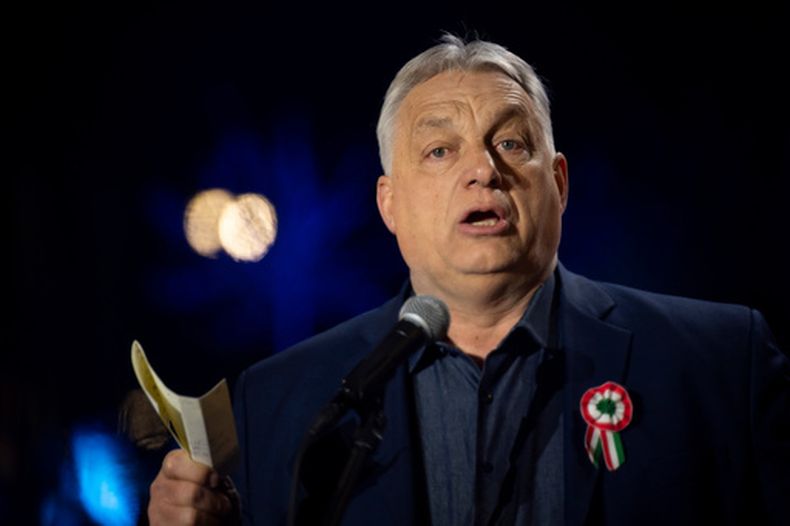 El primer ministro de Hungría, Viktor Orbán, ofrece un discurso durante un acto electoral en Kaposvár, Hungría, el 16 de marzo de 2026, antes de las elecciones parlamentarias del 12 de abril. (AP Foto/Denes Erdos)