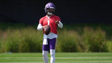 El quarterback de los Vikings de Minnesota, Kyler Murray, se encuentra en el campo durante el campamento de entrenamiento del equipo de fútbol americano, el sábado 1 de agosto de 2026, en Eagan, Minnesota. (Foto AP/Abbie Parr)