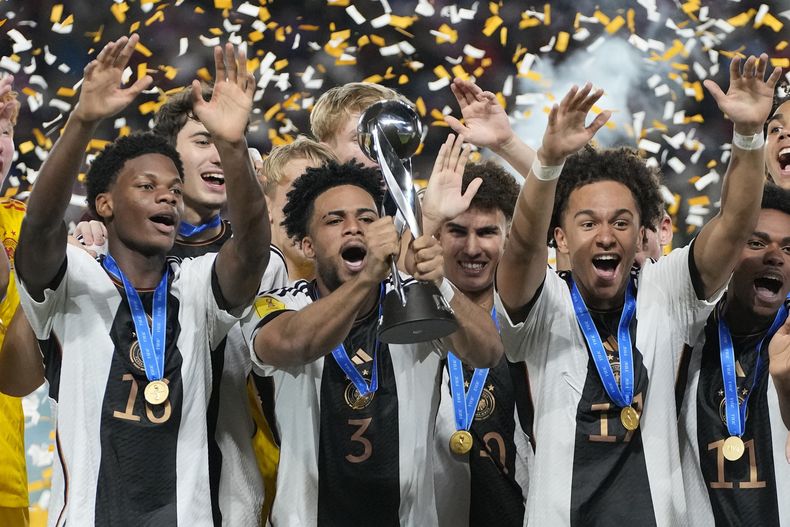 Almugera Kabar (centro) alza el trofeo de campeones luego de la victoria de Alemania ante Francia en la final del Mundial Sub17, el sábado 2 de diciembre de 2023, en Surakarta, Indonesia. (AP Foto/Achmad Ibrahim)