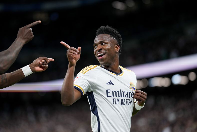 Vinicius Junior celebra tras marcar el primer gol del Real Madrid en la victoria 4-0 ante Celta en la liga española, el domingo 10 de marzo de 2024, en Madrid. (AP Foto/Manu Fernández)