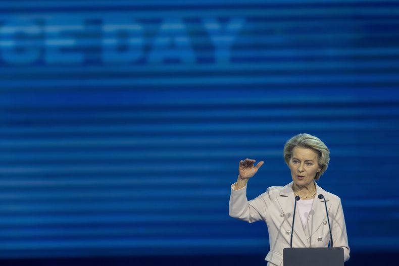 ARCHIVO - La presidenta de la Comisión Europea, Ursula von der Leyen, habla durante una ceremonia por el Día de la Independencia Energética Báltica en Vilna, Lituania, el domingo 9 de febrero de 2025. (AP Foto/Mindaugas Kulbis, archivo)