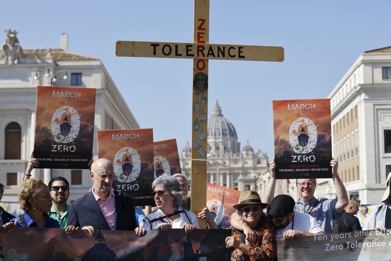 ARCHIVO - De izquerda a derecha, sobrevivientes de abusos-activistas como la psiconeuróloga Denise Buchanan; el psicoterapeuta Peter Isely: la especialista del equipo de apoyo de Kazlaw Injury & Trauma Lawyers, Leona Huggins, y el presidente de Ending Clergy Abuse, Timothy Law, sostienen una cruz de madera a su llegada al Vaticano el 27 de septiembre de 2023, al final de su peregrinaje para protestar por el fracaso del papa a la hora de acabar con los abusos sexuales por parte del clero. (AP Foto/Riccardo De Luca, archivo)